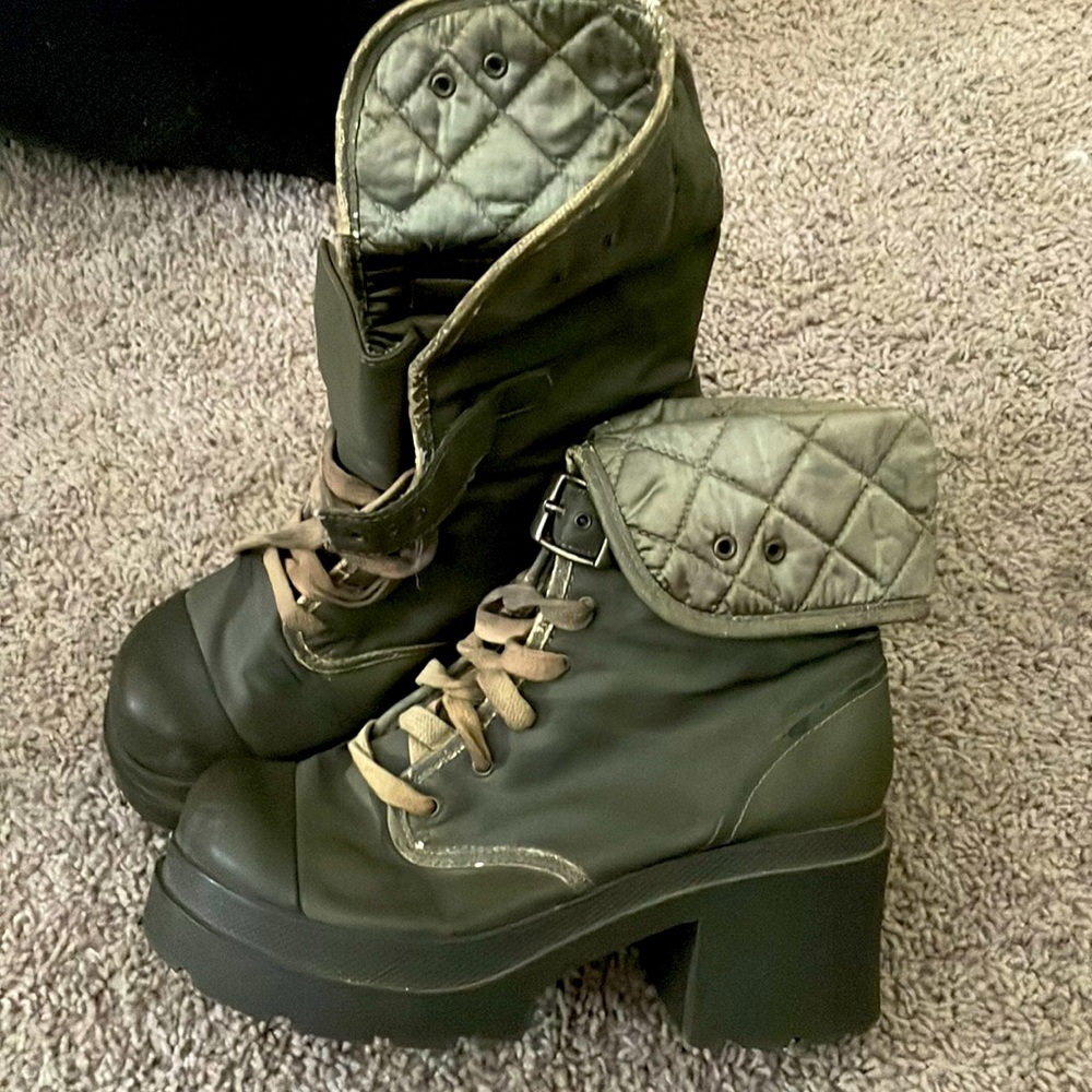 Grunge vintage lei combat boots